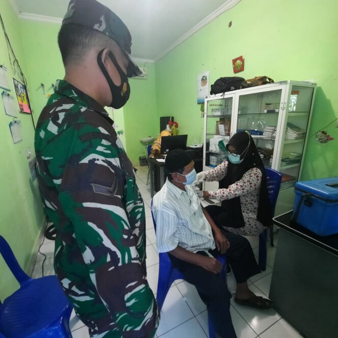 
					Suasana Salah Seorang Anggota Koramil Tebing Tinggi Dampingi Purnawirawan lansia lakukan Vaksinasi  (Dok. Istimewa) 