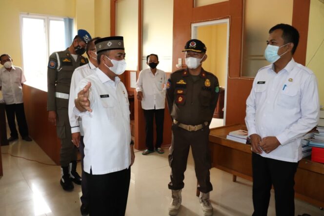 
					Pastikan Pegawai Tidak Bolos, Sekda Apriyadi Keliling Kantor Dinas
