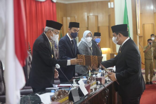 
					Wakil Gubernur Sumsel Mawardi Yahya menghadiri Rapat Paripurna XXX DPRD Provinsi Sumsel dengan agenda Pemandangan Umum Fraksi-fraksi atas Penjelasan Gubernur Sumsel terhadap sembilan Raperda Sumse (Dok. Humas Sumsel)l