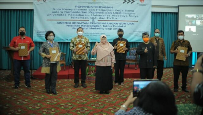 
Telkomsel dan Kemenkop UKM Dorong Pemulihan UKM di Masa Pandemi