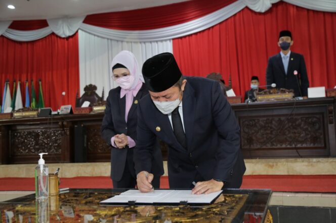 
Herman Deru Sampaikan Pendapat Akhir 9 Raperda