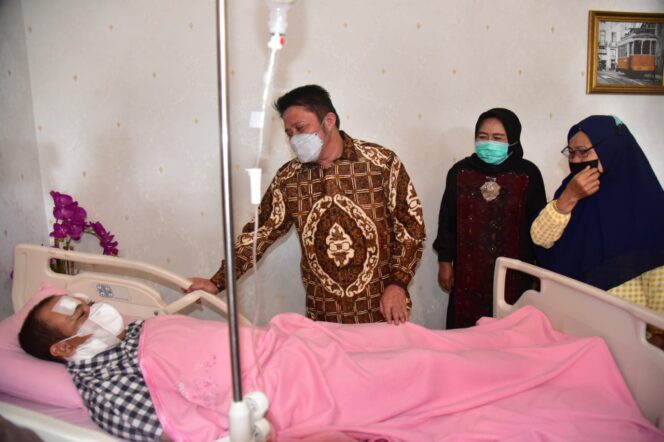 
Besuk Bripka Ridho, Herman Deru Siapkan Penghargaan