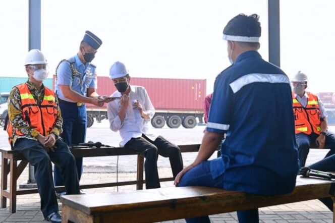 
Sopir Kontainer Mengeluh Soal Premanisme dan Pungli, Presiden Langsung Telepon Kapolri