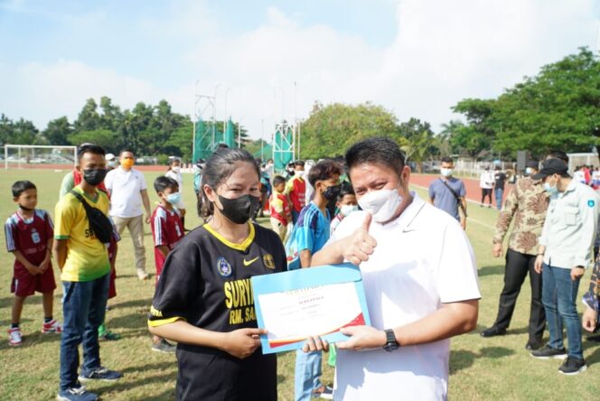 
Herman Deru Gulirkan Turnamen Sepakbola U-14 dan Women Sriwijaya FC Championship