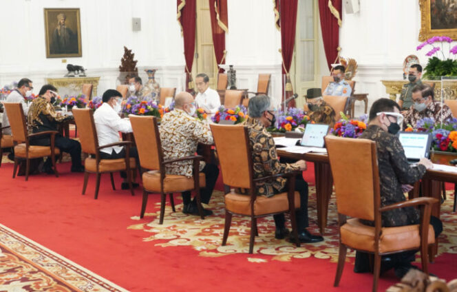 
Pimpin Rapat Hilirisasi Ekonomi Digital, Presiden Instruksikan Percepatan Digitalisasi UMKM
