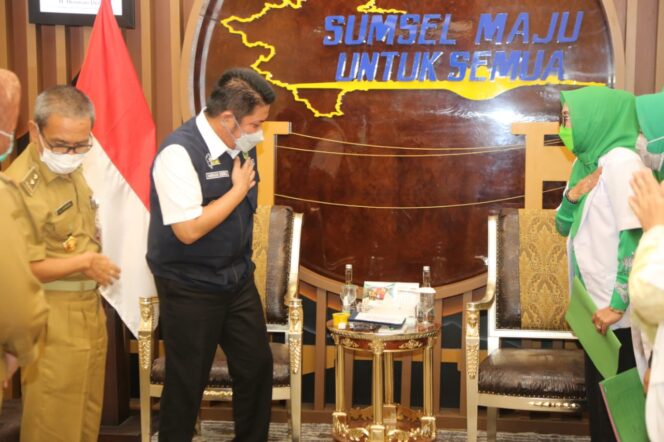 
					Herman Deru Kuatkan Sistem Layanan Kesehatan Berkeadilan