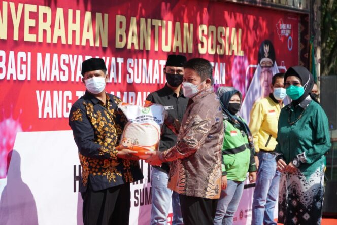 
Herman Deru Gelontorkan Bansos 1000 Ton Beras Untuk Masyarakat Terdampak Covid-19