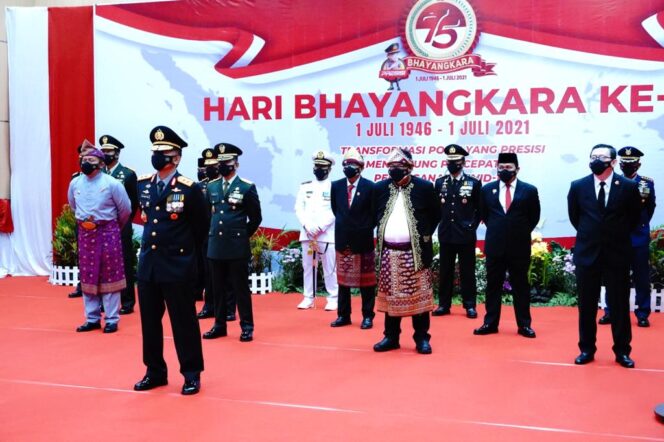 
Kenakan Pakaian Adat, Herman Deru Hadiri Puncak HUT Bhayangkara ke 75