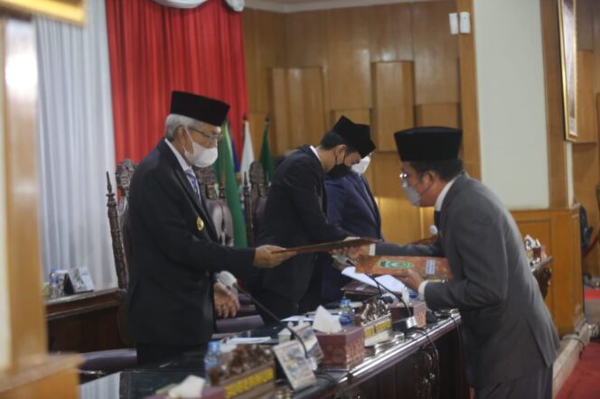 
Wagub Mawardi Dengarkan Pendapat Akhir Fraksi-fraksi