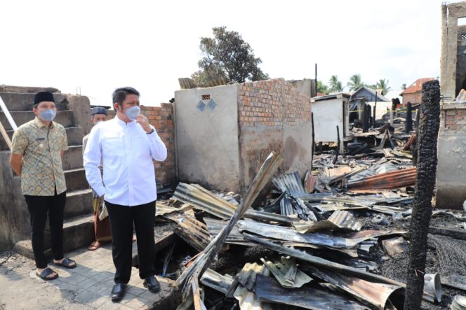 
Herman Deru Jamin Kebutuhan Makan dan Tempat Tinggal Korban Kebakaran Desa Pemulutan