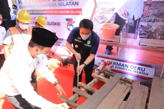 
Herman Deru Inisiasi Bedah Rumah Tak Layak Huni