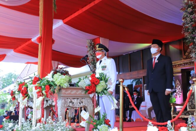 
Meski Diguyur Hujan, Upacara Penurunan Bendera HUT RI Ke 76 di Griya Agung “Sukses”