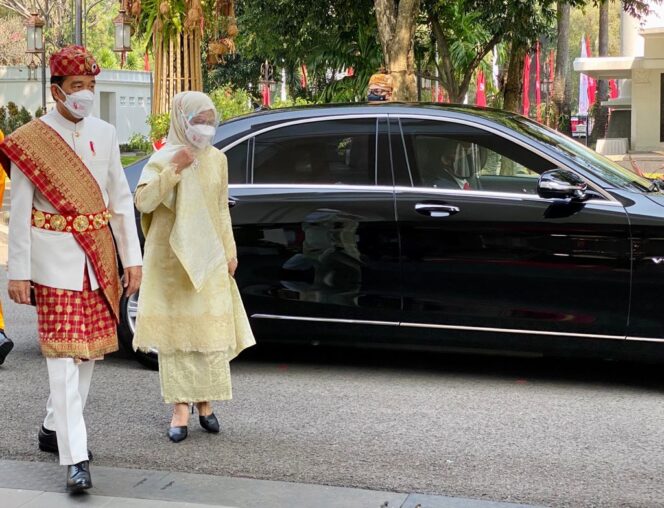 
Pimpin Upacara di Istana Merdeka, Presiden Jokowi Kenakan Pakaian Adat Lampung