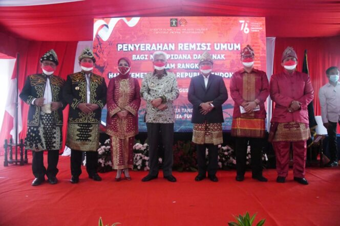 
Mawardi Yahya Serahkan SK Remisi HUT RI Bagi 8.711 Warga Binaan dan Anak