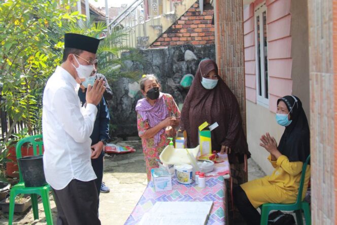 
Kunjungi Warga Isoman, Harnojoyo Ingatkan Disiplin Prokes
