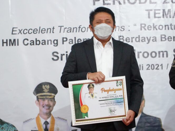 
Herman Deru Gandeng HMI Salurkan Bansos Beras untuk Warga