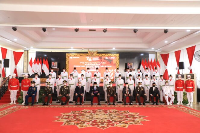 
Kukuhkan Paskibraka Sumsel, Herman Deru Optimis Upacara HUT RI Berlangsung Sukses