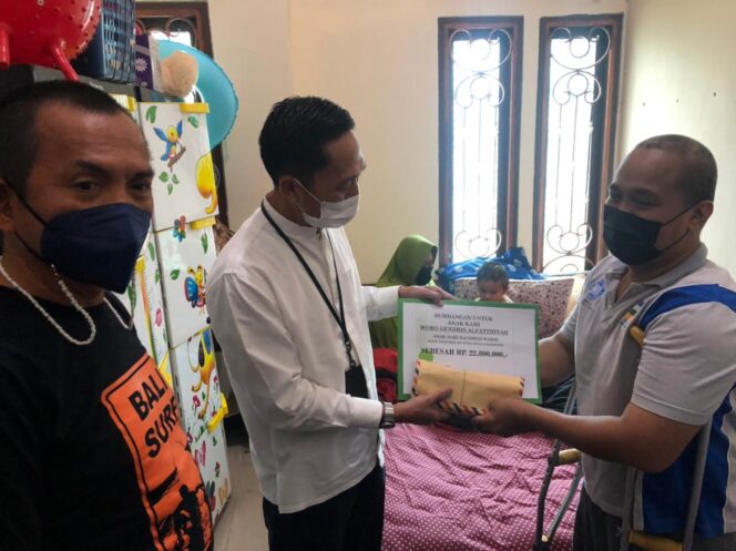 
Ratu Dewa Serahkan Bantuan untuk Gendhis, Penderita Aneurisma Otak