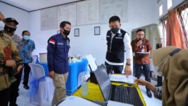 Suasana Bupati Ogan Ilir Panca Wijaya saat melihat pelayanan administrasi kependudukan (Foto : Istimewa) 