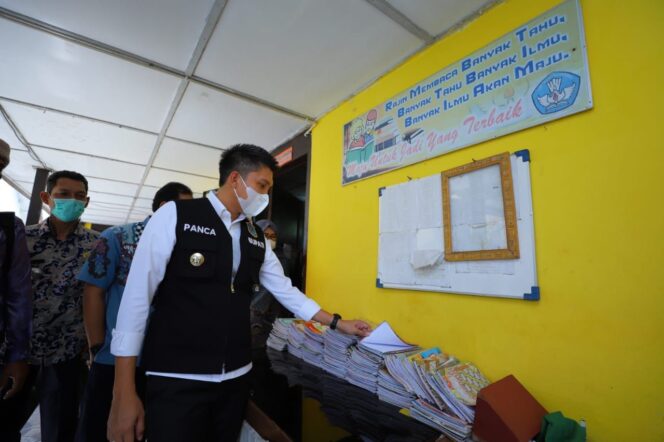 
					Bupati Ogan Ilir, Panca Wijaya Mengecek Sekolah yang akan lakukan PTM (Foto : Istimewa) 