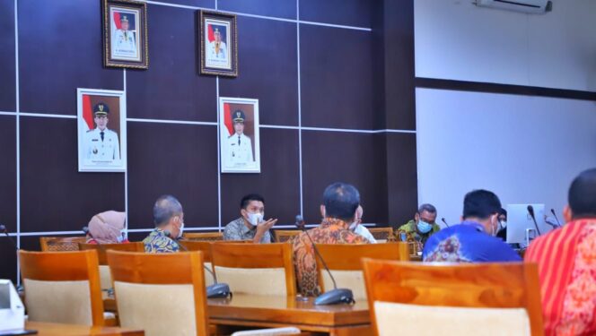 
					Bupati Ogan Ilir, Panca Wijaya Akbar gelar rapat bahas majukan desa wisata pinggiran sungai (Foto : Istimewa) 