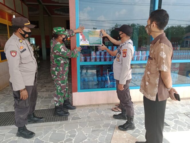 
Sisir Sosialisasi PPKM, Tempel Stiker di Warung dan Rumah Makan