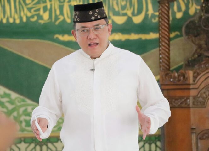 
					Bupati Dodi Reza dan Keluarga Salat Idul Adha di Rumdin