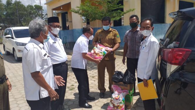 
Program Isoman Care Muba, Dodi Reza Sisir Warga Beri Bantuan