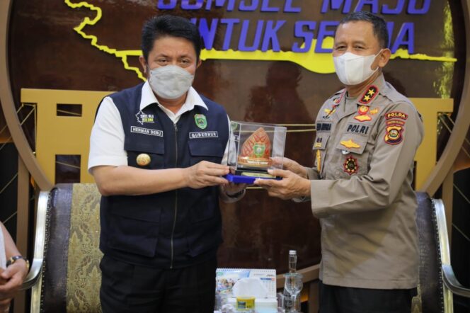 
Herman Deru Lepas Irjen Pol Eko Indra Heri dengan Penghargaan