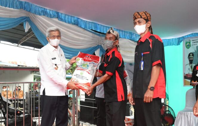 
Pemprov Salurkan 100 Ton Beras Untuk 120 Desa di Ogan Ilir