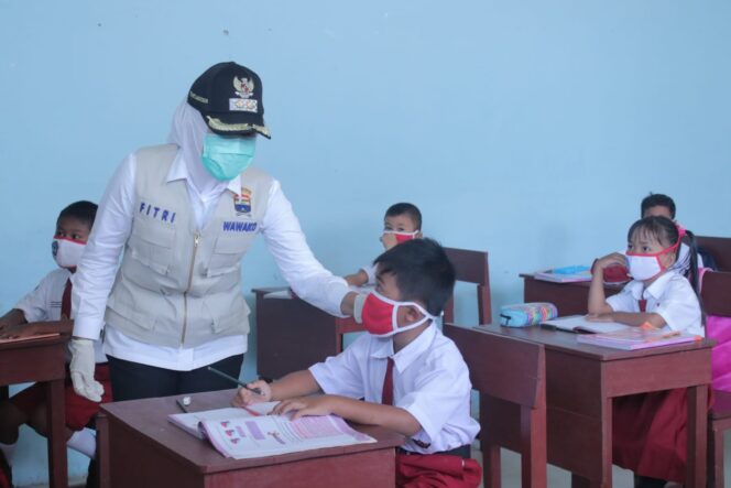 
					Wawako Fitrianti Pantau PTM di Dua SD