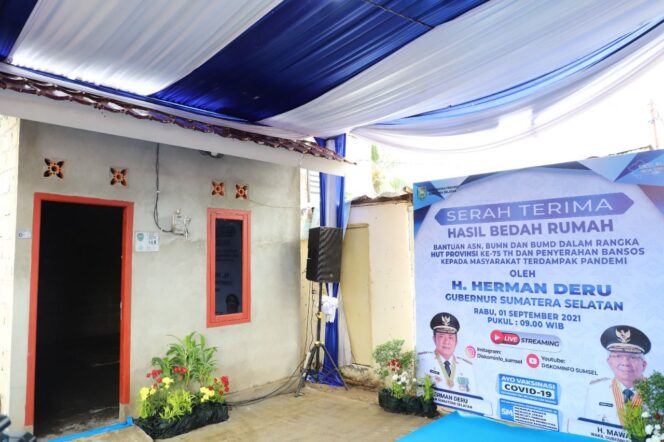 
Rumahnya Direnovasi, Puluhan KK di Palembang Ucapkan Terima Kasih Pada Herman Deru