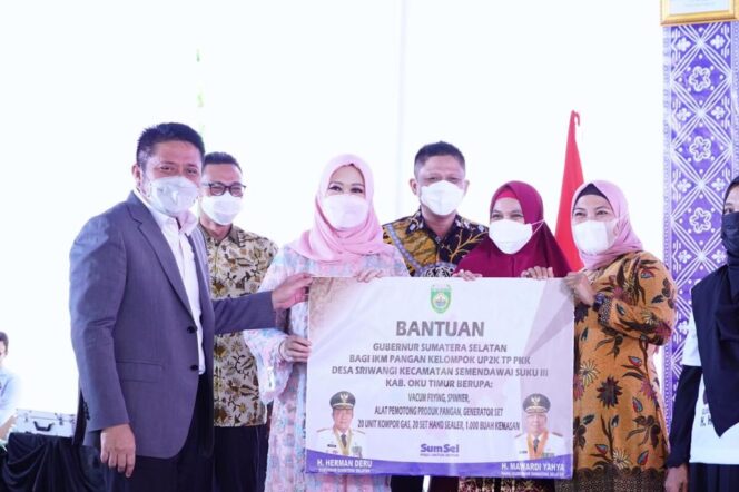 
Herman Deru Bangga Atas Prestasi OKU Timur Peringkat IV Nasional Produksi Padi Tertinggi