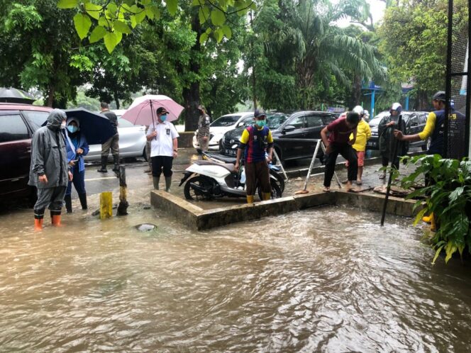 
Warga Palembang Diimbau Tidak Buang Sampah di Saluran Air
