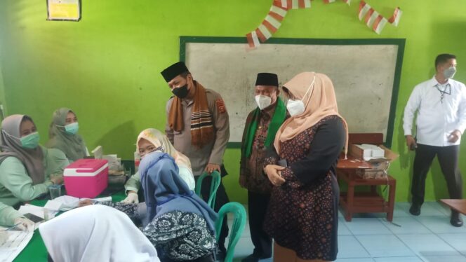 
Kakanwil Kemenag Sumsel Dampingi Gubernur Luncurkan Percepatan Vaksinasi Santri