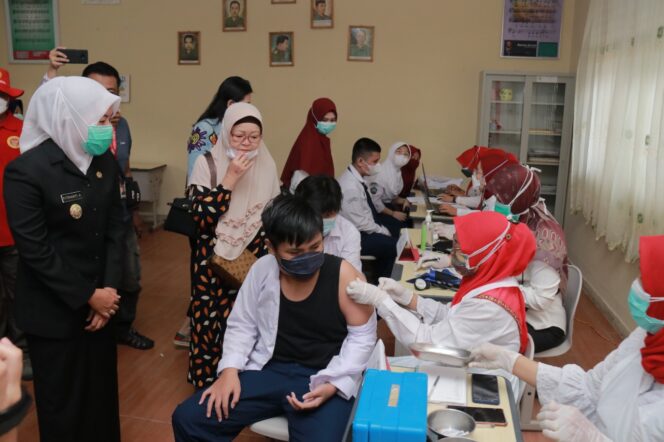 
					Wawako Fitrianti Tinjau Vaksinasi Pelajar