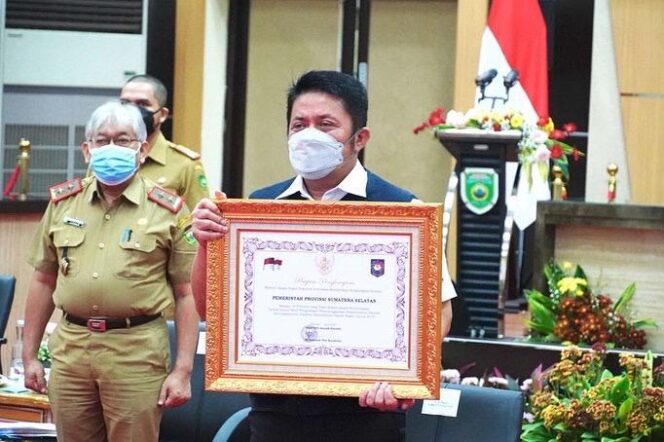 
					Paling Tepat Waktu Selesaikan TLHP, Mendagri Anugrahi Pemprov Sumsel Penghargaan