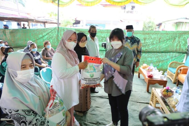 
Herman Deru Salurkan Bantuan Beras Bagi Ratusan KK Terdampak Pandemi di Bukit Kecil