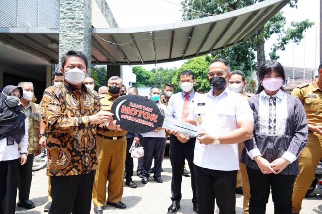 
Perangi Narkoba, Herman Deru Bantu Puluhan Kendaraan Operasional ke BNN Sumsel