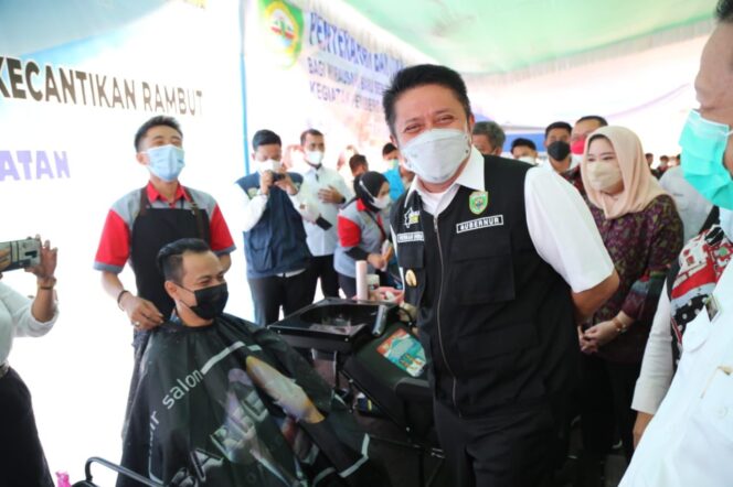 
Tutup Perlatihan Kewirausahaan, Herman Deru Berbagi Tips Jadi Pengusaha Sukses