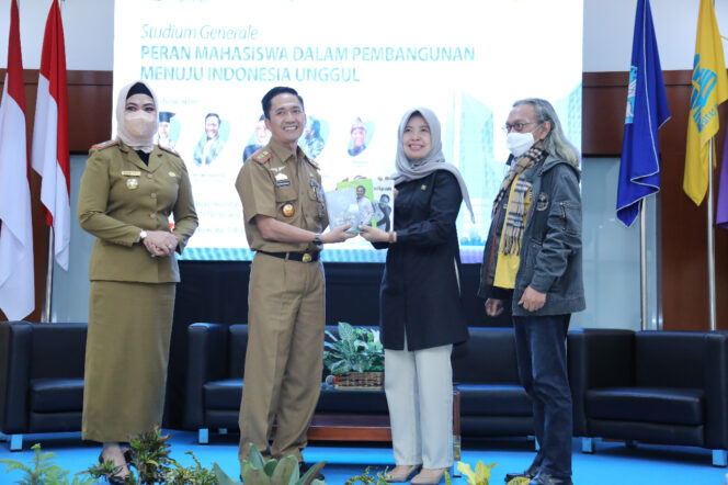 
Sekda Ratu Dewa Motivasi Mahasiswa di Kuliah Umum UTP