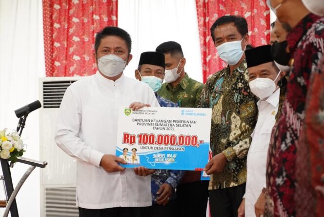 
Percepat Geliat Pembangunan 70 Desa Persiapan, Herman Deru Kucurkan Dana Stimulan