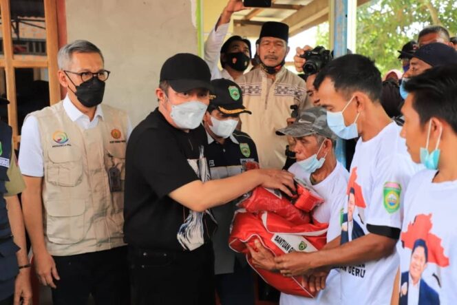 
					Herman Deru Semangati Warga Empat Lawang yang Terdampak Banjir