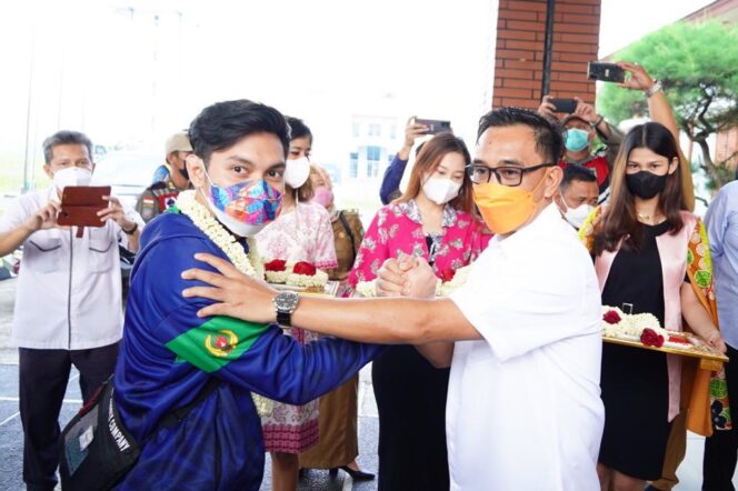 
Bawa Pulang Empat Mendali, Kontingen Anggar Sumsel Disambut Sukacita