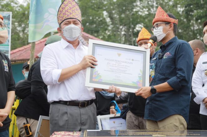 
Sandiaga Uno Apresiasi Herman Deru Sebagai Pembina Desa Wisata