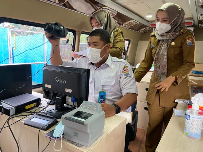 
Disdukcapil Palembang Datangi Warga Layani Administrasi Kependudukan