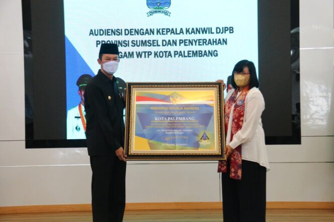 
Wali Kota Harnojoyo Terima Penghargaan WTP