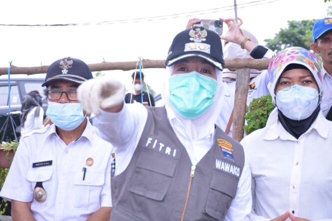 
					Atasi Banjir, Dinas PUPR Palembang Kerahkan Alat Berat Keruk Longsoran Sampah