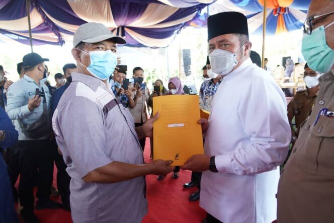 
Terima Sertifikat Tanah, Warga KTM Tanjung Kukuh Ucapkan Terimakasih Pada Herman Deru