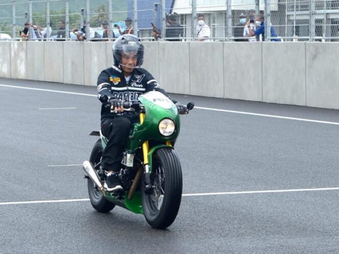
					Saat Presiden Jokowi Jajal Sirkuit Mandalika Naik Motor Miliknya